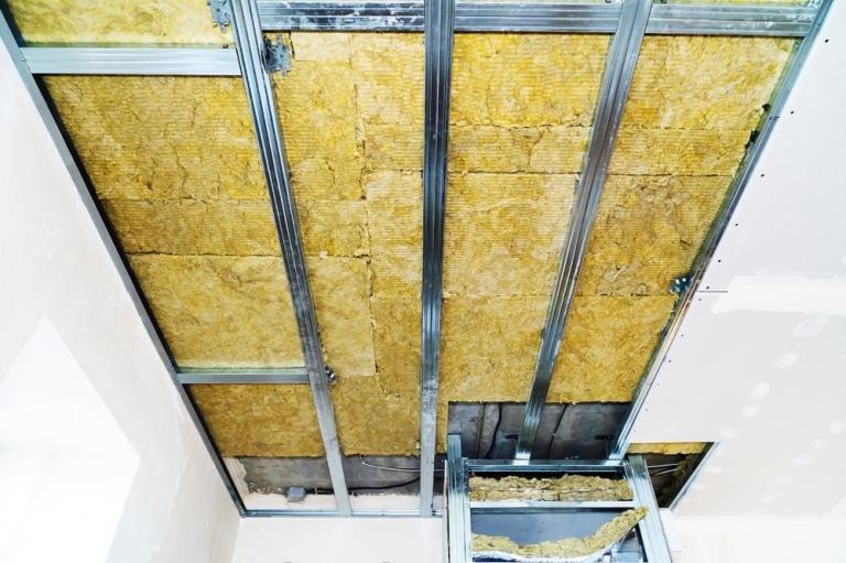 À Vernouillet, un faux-plafond cache les câbles et l'isolation.